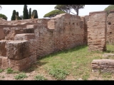 08150 ostia - regio v - via della fortuna della annonaria - edificio (v,iv,2) - 1. raum von westen - bli ri nordwesten - 06-2024.jpg